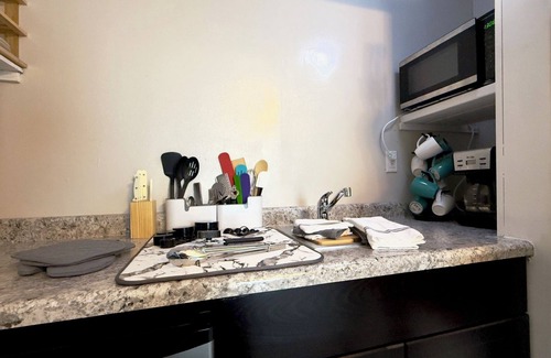 Kettering Apartment | Charming 1-bedroom efficiency apartment