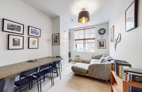 Syon Apartment | Charming 1 bedroom flat with parking in Brentford