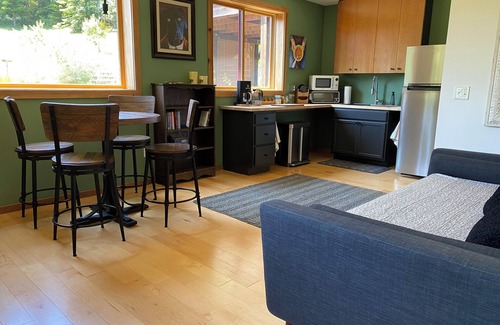 Elk Apartment | Charming 1-bedroom Garden view apartment in the Redwoods