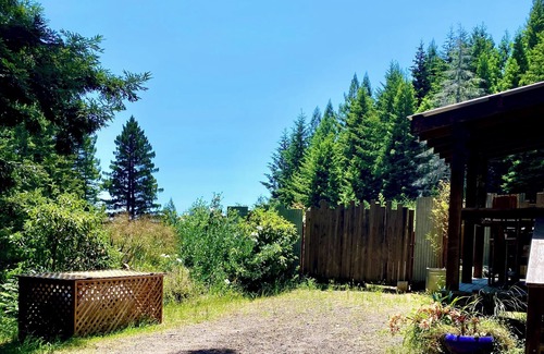 Elk Apartment | Charming 1-bedroom Garden view apartment in the Redwoods