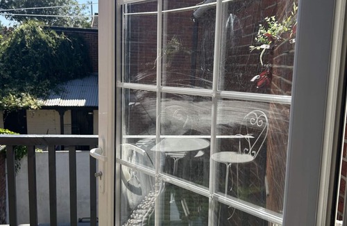 Southampton Apartment | Charming 1-Bedroom with Balcony