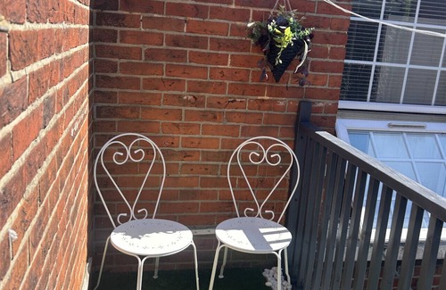 Southampton Apartment | Charming 1-Bedroom with Balcony