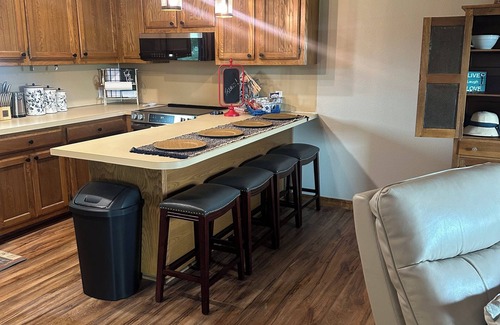 Greenwood Cottage | Charming 1-bedroom guesthouse with rustic feel overlooking the city lake
