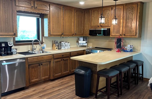 Greenwood Cottage | Charming 1-bedroom guesthouse with rustic feel overlooking the city lake