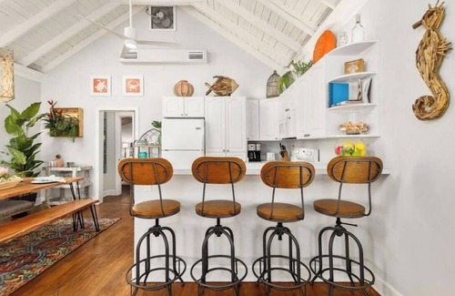 Boca Raton House | Charming 1-bedroom house in gorgeous Boca Raton with Jacuzzi, Bikes, Rv place