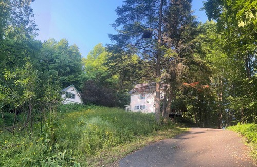Montpelier House | Charming 1-bedroom house in the woods, 5 minute walk to downtown Montpelier
