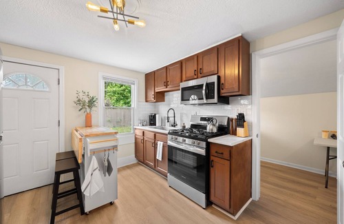 Ohio City House | Charming 1-bedroom house with WiFi, AC in peaceful Cleveland 3215