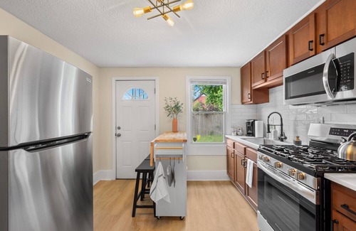 Ohio City House | Charming 1-bedroom house with WiFi, AC in peaceful Cleveland 3215