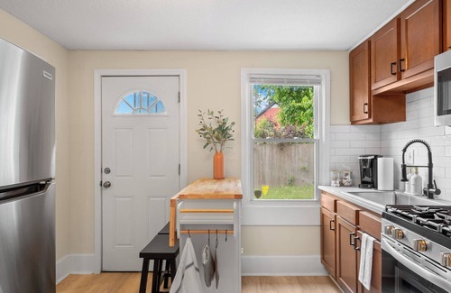 Ohio City House | Charming 1-bedroom house with WiFi, AC in peaceful Cleveland 3215