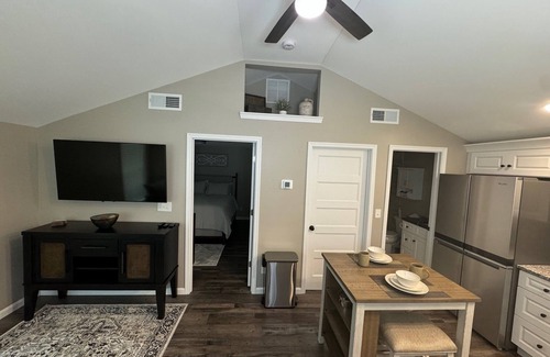 Henderson House | Charming 1-bedroom house with river view in Henderson.