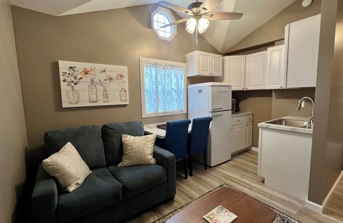 Maryville House | Charming 1-bedroom house with Smoky Mountains view, WiFi and AC in Maryville