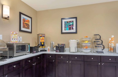 Queens Hotel | Charming 1 bedroom hotel with AC and WiFi in pleasant Jamaica