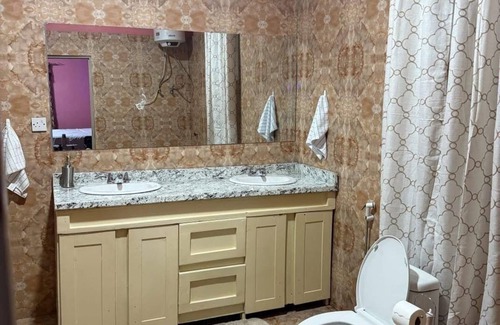 Freetown House | Charming 1-bedroom house in phenomenal Freetown with AC, WiFi, fitness room