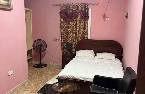 Freetown House | Charming 1-bedroom house in phenomenal Freetown with AC, WiFi, fitness room