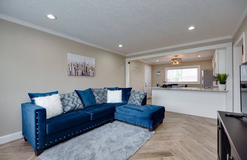 Dayton House | Charming 1-bedroom house with WiFi, AC in welcoming Trotwood