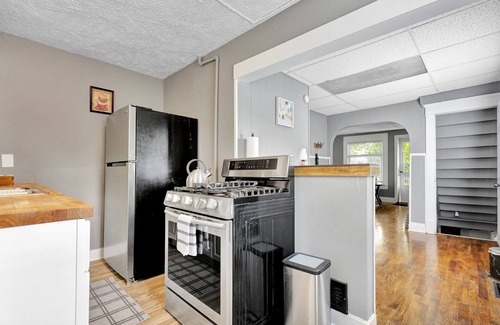 Lansing House | Charming 1 Bedroom House in Lansing, MI