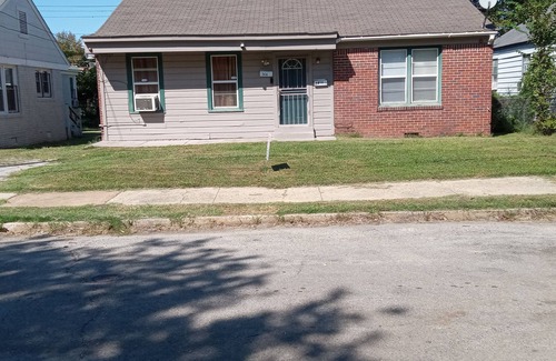Memphis House | Charming 1-bedroom house in fantastic Memphis with AC, WiFinn