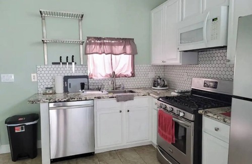 Oakland House | Charming 1-bedroom house within 15 min walk of BART