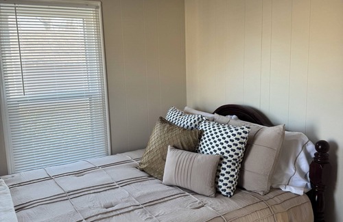 Ottumwa House | Charming 1-bedroom house with WiFi, AC in welcoming Ottumwa