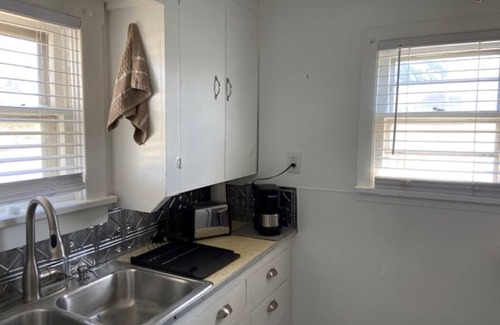 Russell House | Charming 1-bedroom house in brilliant Russell with WiFi, AC