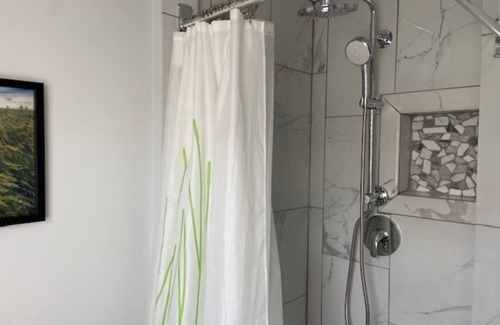 Russell House | Charming 1-bedroom house in brilliant Russell with WiFi, AC