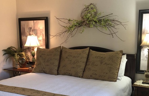 Revelo House | Charming 1 bedroom house adjacent to Stearns Heritage Golf