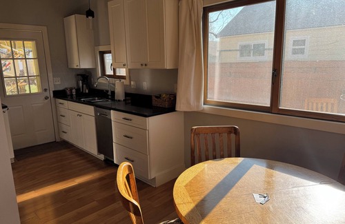 Sunset House | Charming 1-bedroom house in brilliant Boise with WiFi, AC, deck, etc.