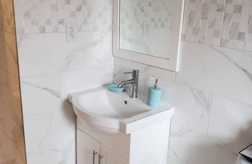 Queens House | Charming 1-bedroom house in Queens with fitness room and AC