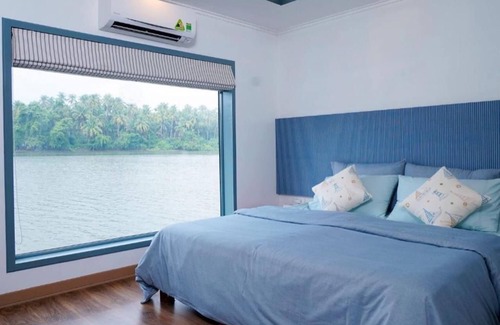 Kozhikode Boat Rental | Charming 1-bedroom boat with fitness room and AC in lovely Cheruvannur