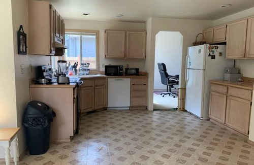 Renton House | Charming 1-bedroom in Renton in a 4-bedroom ,3 bathroom house.Private bedroom