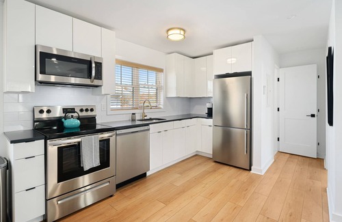 Manoa Apartment | Charming 1-bedroom in welcoming Ardmore with WiFi, AC, washer/dryer in unit.