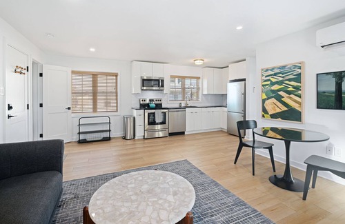 Manoa Apartment | Charming 1-bedroom in welcoming Ardmore with WiFi, AC, washer/dryer in unit.