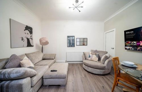 Morley House | Charming 1-Bedroom Just 1 Mile from Morley Town Center in Leeds