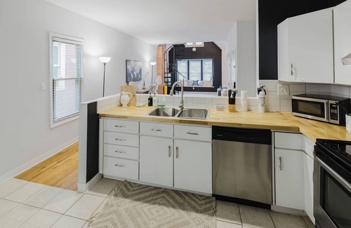 Downtown Buffalo House | Charming 1-bedroom Loft House with WiFi, AC in Buffalo near hospital & downtown