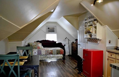 Oxford Other | Charming 1-bedroom loft apartment over barn on animal sanctuary