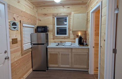 Titus Cabin | Charming 1-bedroom Log Cabin on Lake Jordan with water front, large deck ,AC,