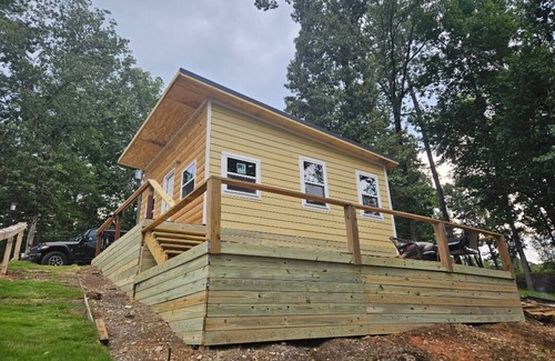 Titus Cabin | Charming 1-bedroom Log Cabin on Lake Jordan with water front, large deck ,AC,