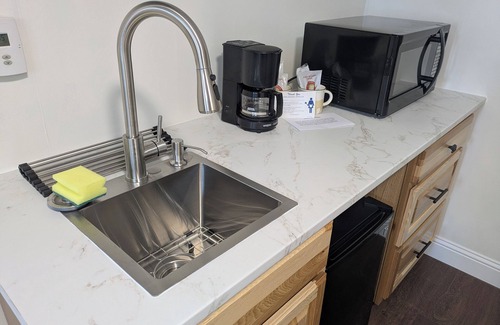 Canaan Hotel | Charming 1-bedroom motel room#2 with AC, WiFi in fabulous Canaan