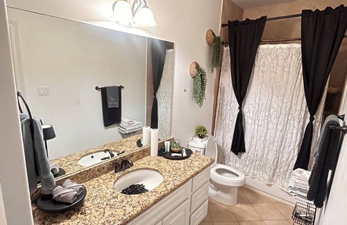 MacGregor House | Charming 1-Bedroom Private Ensuite in Downtown HTX w. Free Wifi
