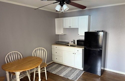 New Town Cottage | Charming 1-bedroom/Sleeps 5/kitchenette in the Heart of Key West- , shared pool