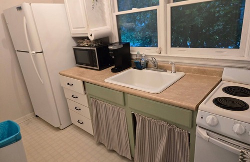 Wrightsboro Cottage | Charming 1-bedroom Tiny House w/Chickens close to Downtown and 15 min2 beach