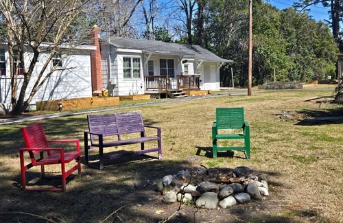 Wrightsboro Cottage | Charming 1-bedroom Tiny House w/Chickens close to Downtown and 15 min2 beach