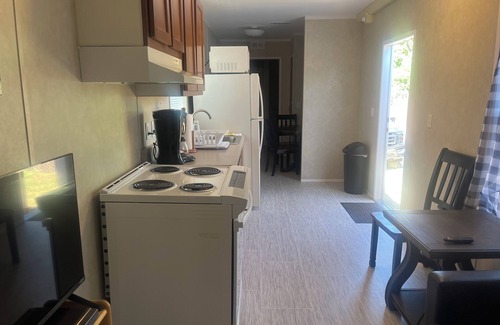 Chester House | Charming 1-bedroom tiny house in awesome Chester with WiFi, central AC and Heat.
