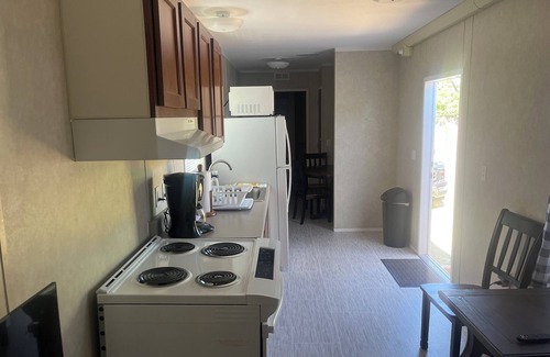 Chester House | Charming 1-bedroom tiny house in awesome Chester with WiFi, central AC and Heat.