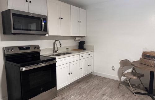 West Park Community House | Charming 1-bedroom house in Bakersfield.Close to both Highway 58 & 99