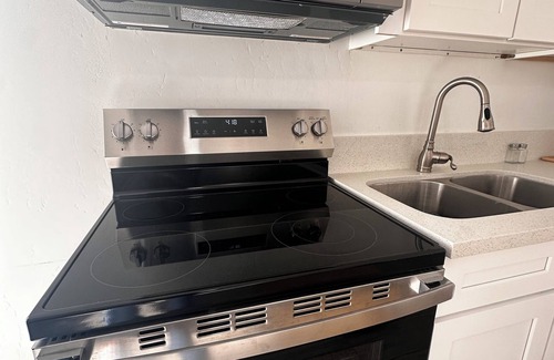 West Park Community House | Charming 1-bedroom house in Bakersfield.Close to both Highway 58 & 99