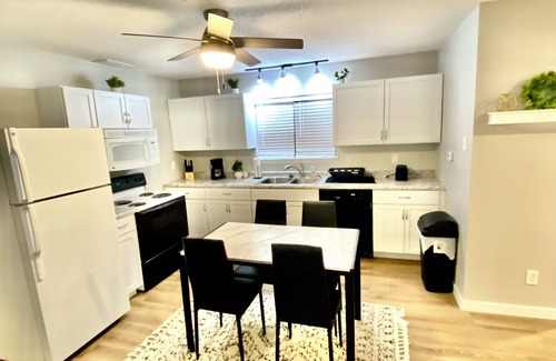 Cedar Rapids - Iowa City Apartment | Charming 1-bedroom apartment with WiFi, AC in brilliant Cedar Rapids