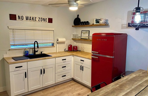 Ocean Breeze Park Apartment | Charming 1 bedroom in Jensen Beach FL, drive to beach, walk to town WiFi, AC, TV