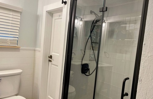 Ocean Breeze Park Apartment | Charming 1 bedroom in Jensen Beach FL, drive to beach, walk to town WiFi, AC, TV