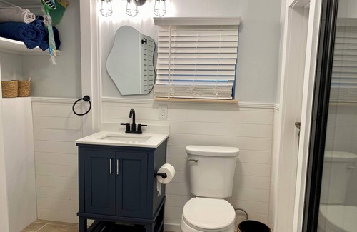 Ocean Breeze Park Apartment | Charming 1 bedroom in Jensen Beach FL, drive to beach, walk to town WiFi, AC, TV